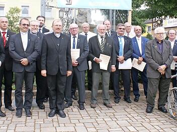 Geehrt wurden langjährige Mitglieder: vorne Georg Schmittwolf (70 Jahre), daneben Gerhard Rothlauf (60 Jahre)  Foto: Renate Neubecker