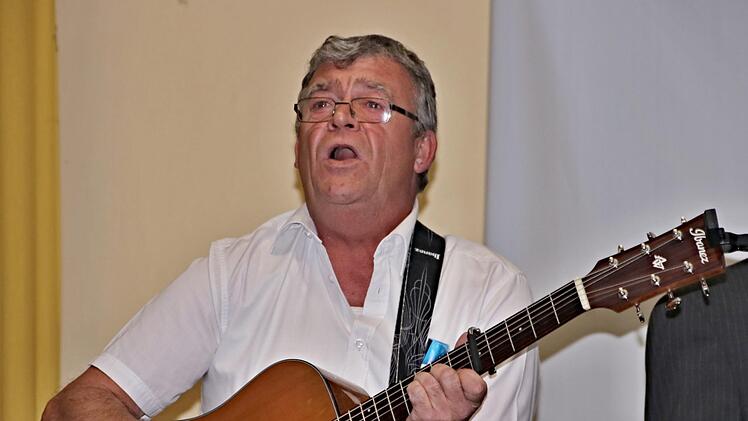 Die plattdeutsch gesungenen Verse des Liederkranzes Untermerzbach übersetzte Christian Ebert ins Fränkische und sorgte damit für Erheiterung. Foto: Helmut Will