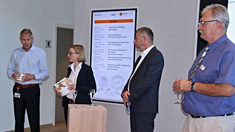 Stephan Rösler (links) bei seinen einführenden Worten aus Anlass der Eröffnung der Rösler-Academy. Rechts steht der Untermerzbacher  Bürgermeister Helmut Dietz.