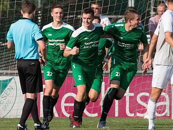 Viel Grund zum Jubeln gab es zuletzt beim SV Friesen. Gerade die junge Garde legt sich dabei ins Zeug. Hier freuen sich die drei Torschützen im Spiel gegen den ASV Rimpar (3:2) Maximilian Graf, Michael Söllner und Rico Nassel (v. l.) über Söllners Treffer zum zwischenzeitlichen 1:1.  Foto: Heinrich Weiß