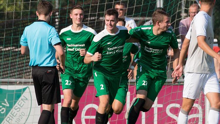 Viel Grund zum Jubeln gab es zuletzt beim SV Friesen. Gerade die junge Garde legt sich dabei ins Zeug. Hier freuen sich die drei Torschützen im Spiel gegen den ASV Rimpar (3:2) Maximilian Graf, Michael Söllner und Rico Nassel (v. l.) über Söllners Treffer zum zwischenzeitlichen 1:1.  Foto: Heinrich Weiß