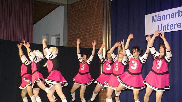 Gauaschachs Cheerleader feiern das Männerballettturnier-Spektakel.