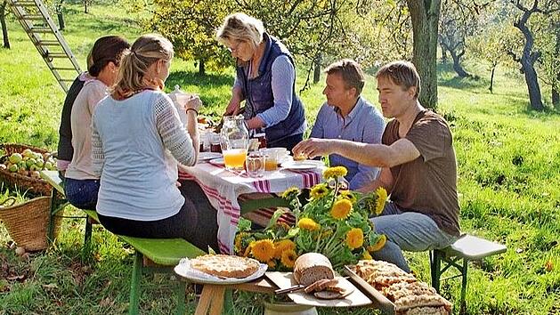 Ein Eindruck der Erlebnistour "Banzer Berg: Barock und alte Apfelsorten": Nach der Expertenführung in Kloster Banz folgt ein Besuch auf der Streuobstwiese mit einem gemeinsamen Apfel-Picknick.