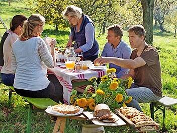 Ein Eindruck der Erlebnistour "Banzer Berg: Barock und alte Apfelsorten": Nach der Expertenf&uuml;hrung in Kloster Banz folgt ein Besuch auf der Streuobstwiese mit einem gemeinsamen Apfel-Picknick.