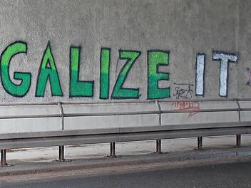 Vermutlich im Oktober oder November 2021 hat ein Unbekannter den Brückenpfeiler unter der A 7 in Machtilshausen beschmiert. Die Polizei sucht Zeugen.