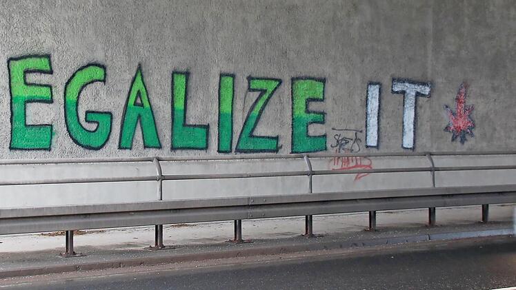 Vermutlich im Oktober oder November 2021 hat ein Unbekannter den Brückenpfeiler unter der A 7 in Machtilshausen beschmiert. Die Polizei sucht Zeugen.