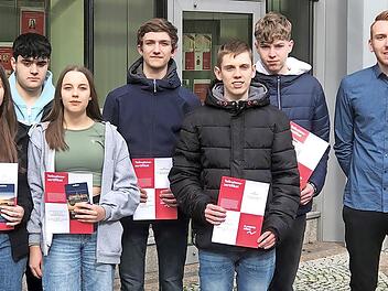 Die Erstplatzierten Fiona Scholl, Muzafer Zekjiroski, Jule Gick (v. l.) vom Team „Börsenprofis-187“ sowie Samuel Kalkus, Christof Morgenroth, Philipp Ott (4., 5. und 6. v.l.) vom Team „ID31319111615“, das auf Platz fünf landete, freuten sich über ...