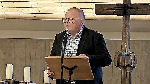 Eberhard Schellenberger bei seiner Lesung in der Christuskirche Forchheim.