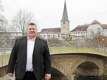Zufrieden ist Gerhard Schneider mit dem Ergebnis der Sanierung der denkmalgeschützten Mainbrücke in Lanzendorf im Zuge der Dorferneuerung. Sie war eines der größten und aufwendigsten Bauprojekte während seiner Amtszeit als Bürgermeister. Foto: Dagmar Besand