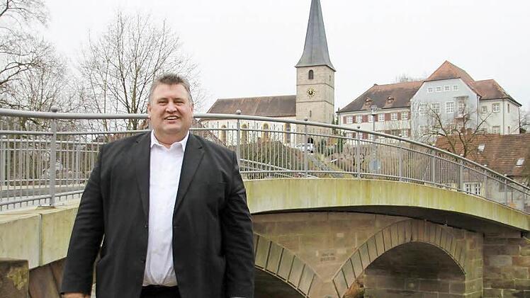 Zufrieden ist Gerhard Schneider mit dem Ergebnis der Sanierung der denkmalgeschützten Mainbrücke in Lanzendorf im Zuge der Dorferneuerung. Sie war eines der größten und aufwendigsten Bauprojekte während seiner Amtszeit als Bürgermeister. Foto: Dagmar Besand