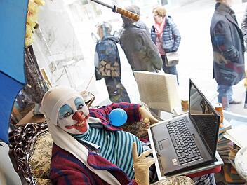 Armer Poet: "Rosalie aus Marseille" gestaltet das Schaufenster der "Landgalerie" frei nach Carl Spitzweg. Foto: Arkadius Guzy
