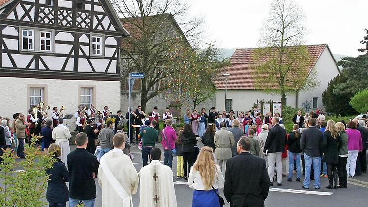 Nach dem Gottesdienst schaut auch die Geistlichkeit beim Ostertanz zu.
