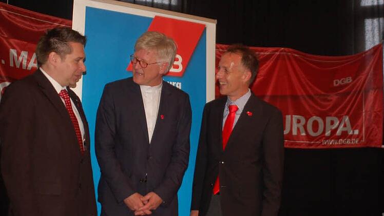 Carsten Höllein, Heinrich Bedford-Strohm und Mathias bei der Maikundgebung im Schwarzen Bären Foto: Gabi Arnold