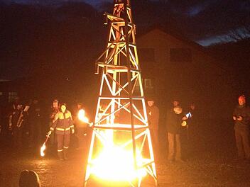 Der symbolische Holz-Strommast brannte bei der Demo in Römershag.  Foto: Sebastian Schmitt-Mathea