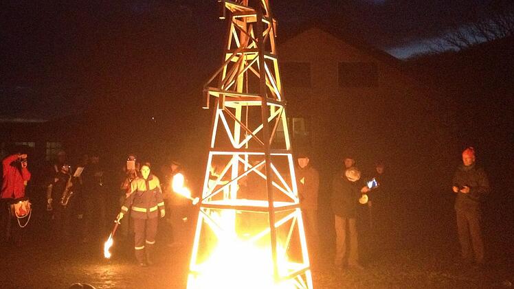 Der symbolische Holz-Strommast brannte bei der Demo in Römershag.  Foto: Sebastian Schmitt-Mathea