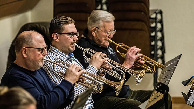Impressionen von der Probenarbeit mit dem Orchester der "Gesellschaft der Musikfreunde Neustadt" unter Leitung von Hans Stähli. Fotos: Jochen Berger