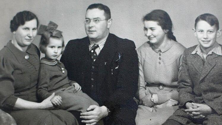 Eine Fotografie aus den schönen Tagen vor dem Krieg: Willi Riemey (rechts) mit seinen Eltern und seinen beiden Schwestern. Repro: Julia Raab