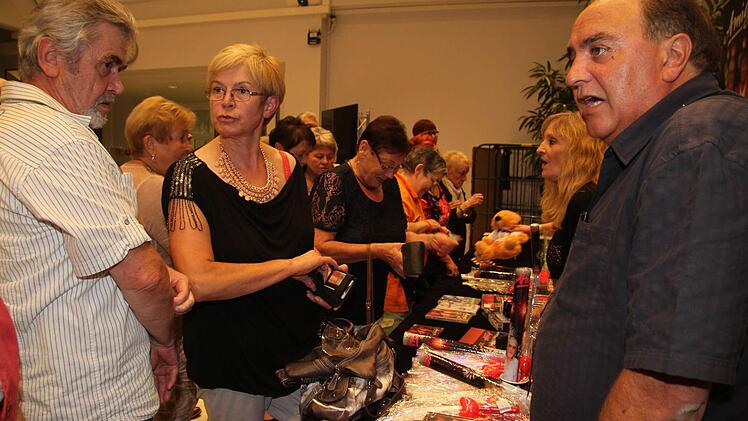 Echte Fans stürmten in der Pause den Stand mit den Fanartikeln: Teddybären, Glitzerlichter, Tassen, CDs, DVDs - alles fand reißenden Absatz. Foto: Sonny Adam