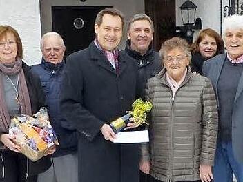 Unser Bild zeigt Bürgermeister Roland Wolfrum (Bildmitte), der Elfriede Rucker (rechts daneben) mit einer Flasche Stadtsekt zum 80. Gebrutstag gratulierte. Mit im Bild Ehemann Johann Rucker (Vierter von rechts) sowie Wolfgang Bobek (links) im Kreise der Gratulanten und Nachbarn. Foto: Klaus-Peter Wulf