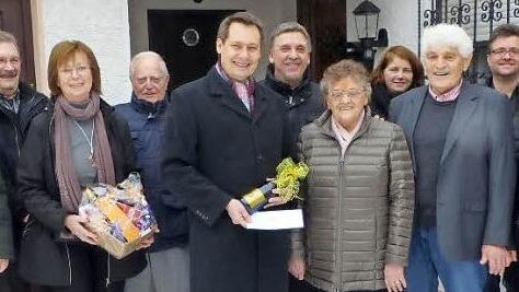Unser Bild zeigt Bürgermeister Roland Wolfrum (Bildmitte), der Elfriede Rucker (rechts daneben) mit einer Flasche Stadtsekt zum 80. Gebrutstag gratulierte. Mit im Bild Ehemann Johann Rucker (Vierter von rechts) sowie Wolfgang Bobek (links) im Kreise der Gratulanten und Nachbarn. Foto: Klaus-Peter Wulf