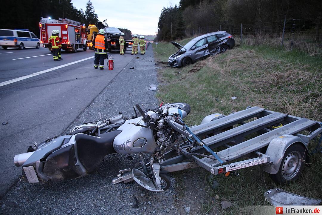 A9: 35-Jähriger verliert Kontrolle über sein Auto und kollidiert mit Anhängergespann