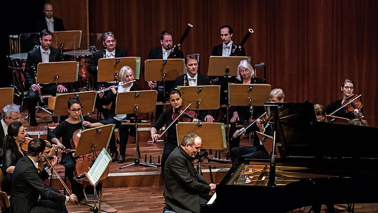 Bei der Beethoven-Gala im Coburger Kongresshaus begeisterte Alexander Lonquich gleich doppelt - als Pianist und als Dirigent des Philharmonischen Orchesters.Foto: Jochen Berger