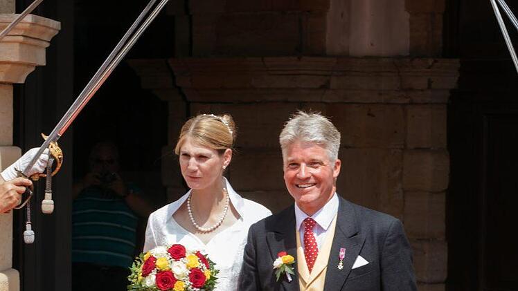 Stephanie Prinzessin von Sachsen-Coburg und Gotha und ihr Mann Jan Stahl kommen nach ihrer Trauung aus Schloss Friedenstein. Eine kirchliche Hochzeit soll es im kommenden Jahr geben.Arifoto Ug/Michael Reichel/dpa
