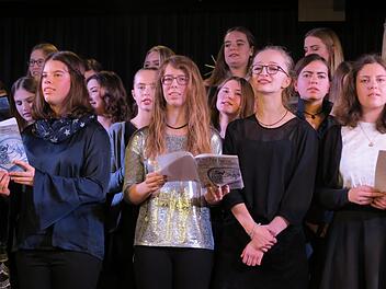 Stimmgewaltig: Der Schulchor der Klassen 7 bis 12.  Foto: Doris Bauer