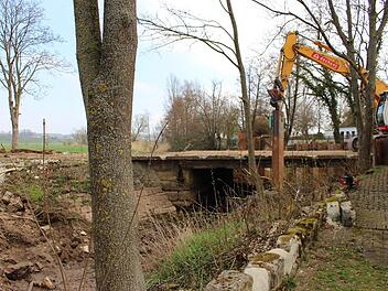 Für rund eine Million Euro wird eine neue Brücke über die Reiche Ebrach gebaut.   Foto: Evi Seeger