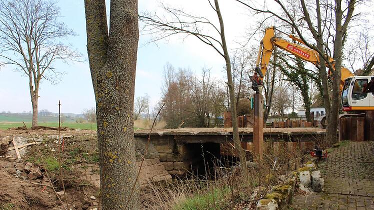 Für rund eine Million Euro wird eine neue Brücke über die Reiche Ebrach gebaut.   Foto: Evi Seeger
