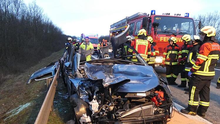 Schwer verletzt wurden die beiden Insassen dieses VW Touran aus dem Landkreis Bad Kissingen nach einer Kollision mit einem Sattelzug. Fotos: Christian Licha