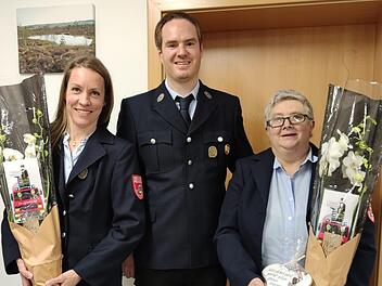 Ehrungen bei der Feuerwehr Kilianshof. Das Bild zeigt Kathrin Cavallo (von links), Vorsitzenden Joachim Kleinhenz und Maria Söder.  Foto: Hanna Rockenzahn