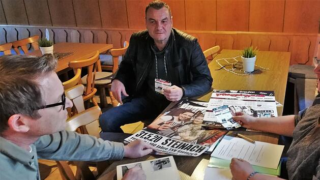 Daraus wurde leider erst mal nichts: Die Vorstände Reiner Wehner (von links), Sandro Hain und Stefanie Stahl bei der Organisation der Geburtstagsfeierlichkeiten im vergangenen Jahr, noch bevor die ersten Corona-Regeln galten.