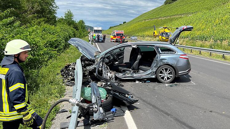 Auto kollidiert auf B13 mit Lastwagen