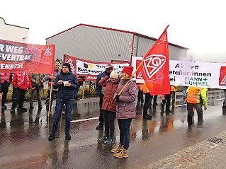 Knapp 200 Streikende wurden vor den Werkstoren der Firma Mann + Hummel gezählt.