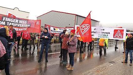 Knapp 200 Streikende wurden vor den Werkstoren der Firma Mann + Hummel gezählt.
