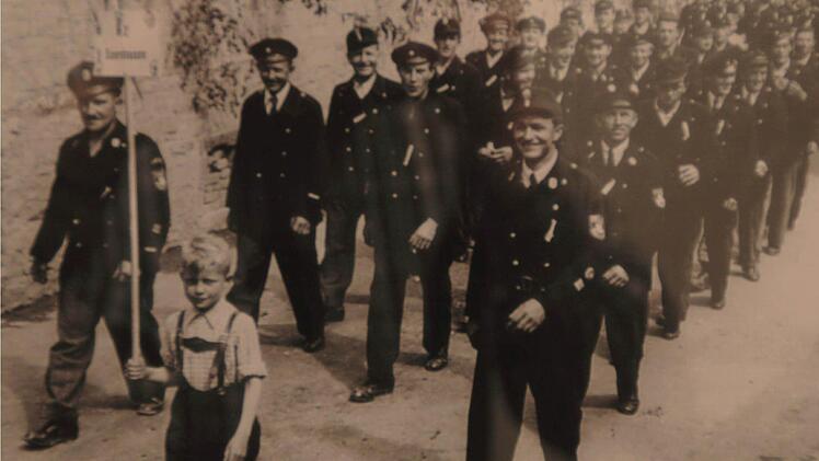 Beim Festzug zum 75-jährigen Bestehen der Michelfelder Feuerwehr am 17.5.1953 waren die Sickershäuser zahlreich vertreten, mit dabei die damaligen Neulinge Rabenstein, Schwarz und Steinberger, wie das Bild des Mainstockheimer Fotografen Friedrich Thiel beweist.