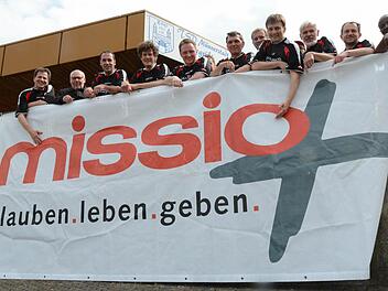 Stehen hinter der guten Sache: Das Team der Diözese Würzburg kickt nicht nur für sich. Foto: Jürgen Schmitt