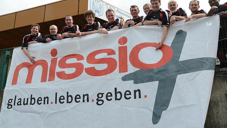 Stehen hinter der guten Sache: Das Team der Diözese Würzburg kickt nicht nur für sich. Foto: Jürgen Schmitt