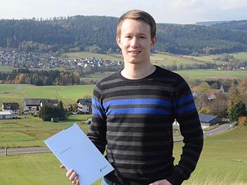 Marcus Pietz hat zwar viele Einser-Zeugnisse und Auszeichnungen für bravouröse Studienabschlüsse und Seminararbeiten in Händen, doch muss er nun zwangsläufig beruflich seiner geliebten Heimat den Rücken kehren. Es gibt keine geeignete Position in der Region für seinen Berufseinstieg. Foto: K.-H. Hofmann