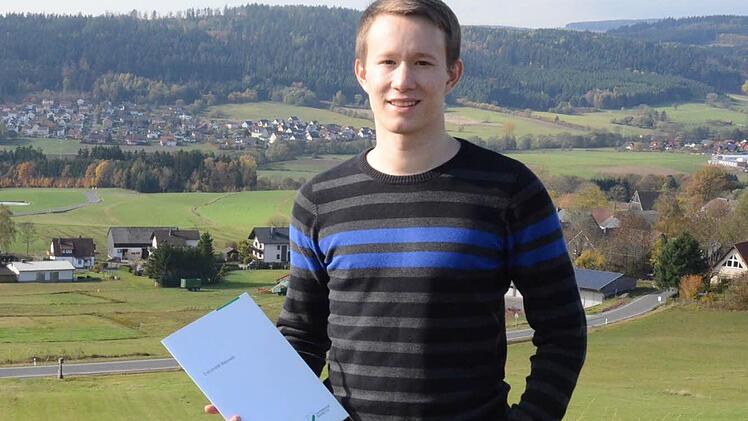 Marcus Pietz hat zwar viele Einser-Zeugnisse und Auszeichnungen für bravouröse Studienabschlüsse und Seminararbeiten in Händen, doch muss er nun zwangsläufig beruflich seiner geliebten Heimat den Rücken kehren. Es gibt keine geeignete Position in der Region für seinen Berufseinstieg. Foto: K.-H. Hofmann