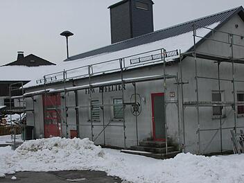 Das Gerüst am Feuerwehrhaus in Effelter bleibt stehen, die Sanierungsarbeiten am Gebäude werden nahtlos fortgesetzt. Foto: Hartmut Neubauer