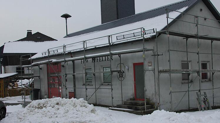 Das Gerüst am Feuerwehrhaus in Effelter bleibt stehen, die Sanierungsarbeiten am Gebäude werden nahtlos fortgesetzt. Foto: Hartmut Neubauer