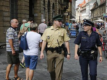 Wenn Jens Dinkel und Melanie Nüßlein in der Fußgängerzone auf Streife sind, dreht sich schon mal jemand um und schaut: Die neue, dunkelblaue Probeuniform fällt auf. Foto: Matthias Hoch