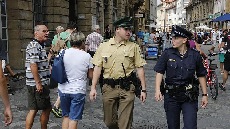 Wenn Jens Dinkel und Melanie Nüßlein in der Fußgängerzone auf Streife sind, dreht sich schon mal jemand um und schaut: Die neue, dunkelblaue Probeuniform fällt auf. Foto: Matthias Hoch