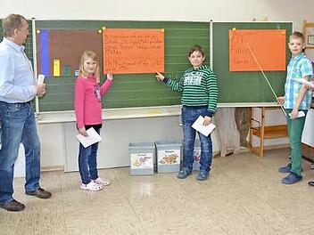 Beeindruckt zeigte sich Bürgermeister Rainer Detsch (r.) über eine Präsentation zum Umweltschutz der Schüler der Klasse 4a in der Grundschule Reitsch (v. l.): Christian Kaim, Förderlehrer Siegbert Jakob, Elisa- Michelle Kröller, Florian Neundorf und Hennes Lang.  Foto: Karl-Heinz Hofmann