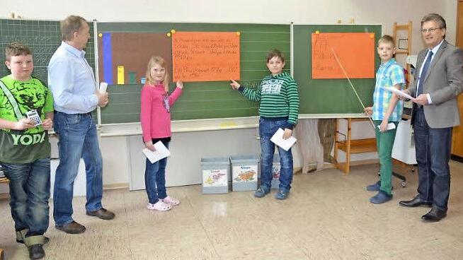 Beeindruckt zeigte sich Bürgermeister Rainer Detsch (r.) über eine Präsentation zum Umweltschutz der Schüler der Klasse 4a in der Grundschule Reitsch (v. l.): Christian Kaim, Förderlehrer Siegbert Jakob, Elisa- Michelle Kröller, Florian Neundorf und Hennes Lang.  Foto: Karl-Heinz Hofmann