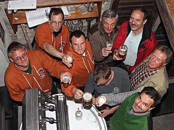 Den Blick nach oben und in die Zukunft richten die "Kommunbraumeister" aus dem Haßbergkreis, die mit schmackhaften Bieren fränkische Brautradition aufrecht erhalten. Hausherr Jochen Zürl (links), stößt mit Gleichgesinnten darauf an, dass es so weiter geht.