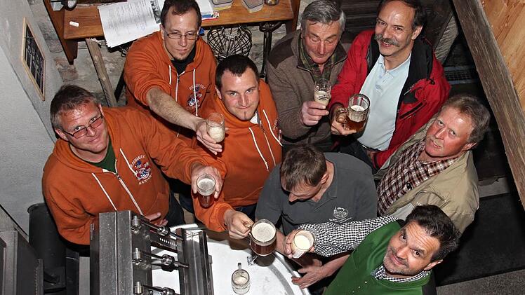Den Blick nach oben und in die Zukunft richten die "Kommunbraumeister" aus dem Haßbergkreis, die mit schmackhaften Bieren fränkische Brautradition aufrecht erhalten. Hausherr Jochen Zürl (links), stößt mit Gleichgesinnten darauf an, dass es so weiter geht.