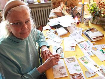 Claudia Lay sammelt seit 60 Jahren Briefmarken. Foto: Carmen Schmitt